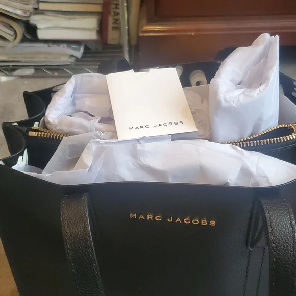 Marc jacob HOST PICK gorgeous largest tote new, gorgeous ๐ dust cover tagged - Picture 11 of 13